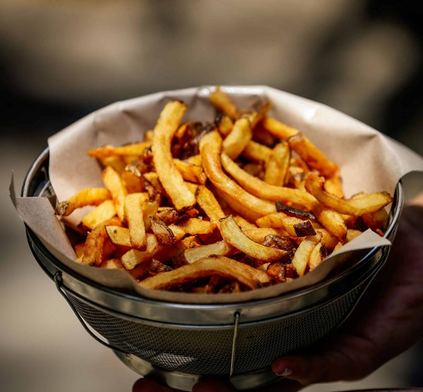 Quelle est la méthode pour des frites maison croustillantes sans friteuse?